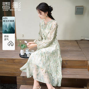 香影新中式绿色连衣裙女2025春高级感国风收腰长袖气质碎花裙