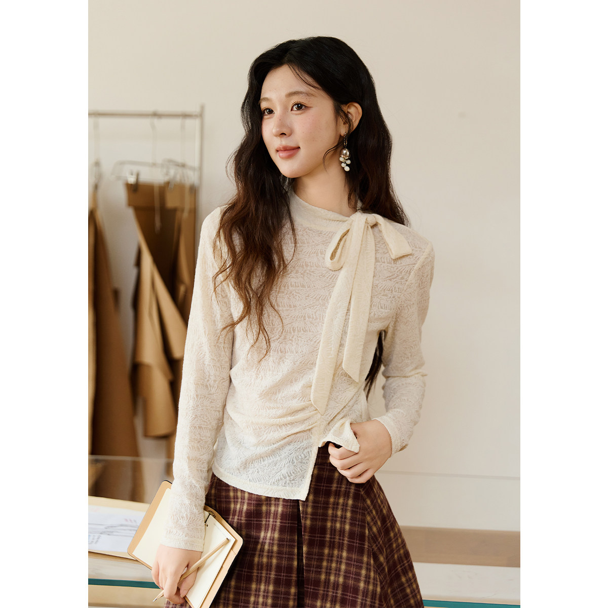 谜秀蕾丝打底衫女2025秋杏色系带收腰宽松针织内搭上衣MXE45Z1382