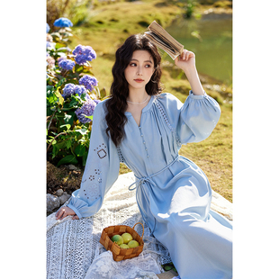 谜秀春季 慵懒风镂空花朵刺绣V领连衣裙MXE12L2091