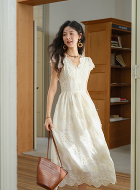 谜秀收腰法式镂空连衣裙2025夏季刺绣重工a字裙长裙海边度假穿搭MXE39L2404