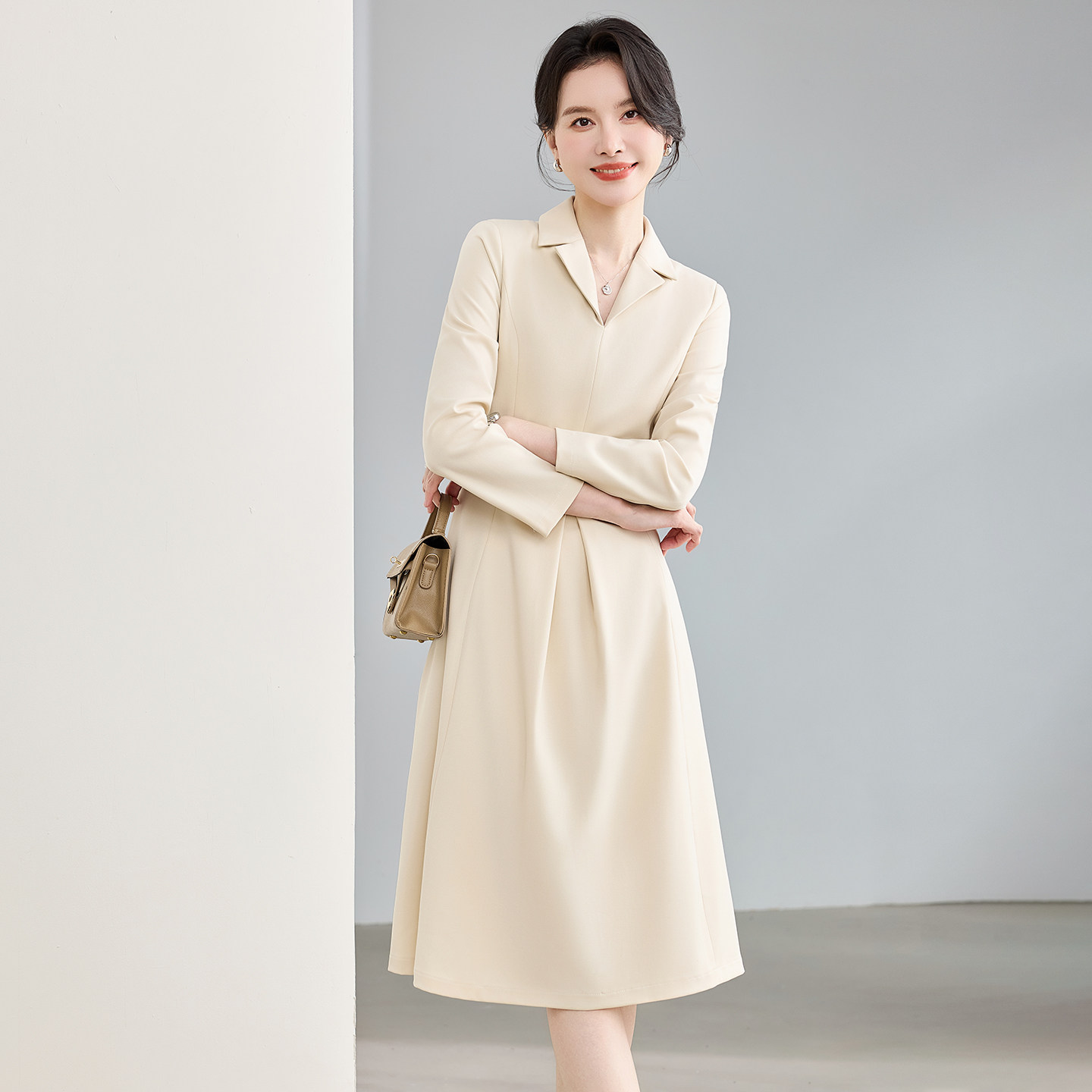 杏色连衣裙女长袖2026秋季新款工装裙气质职业通勤收腰中长款裙子