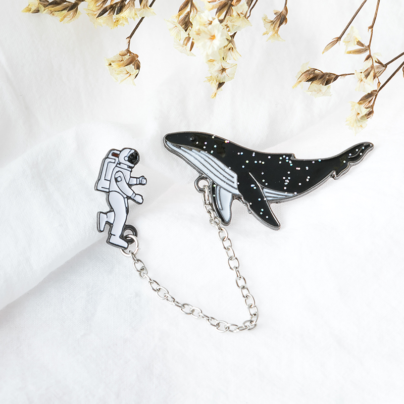 exo同款宇宙太空鲸鱼徽章 金属合金胸花 宇航员滴油胸针衣饰领针