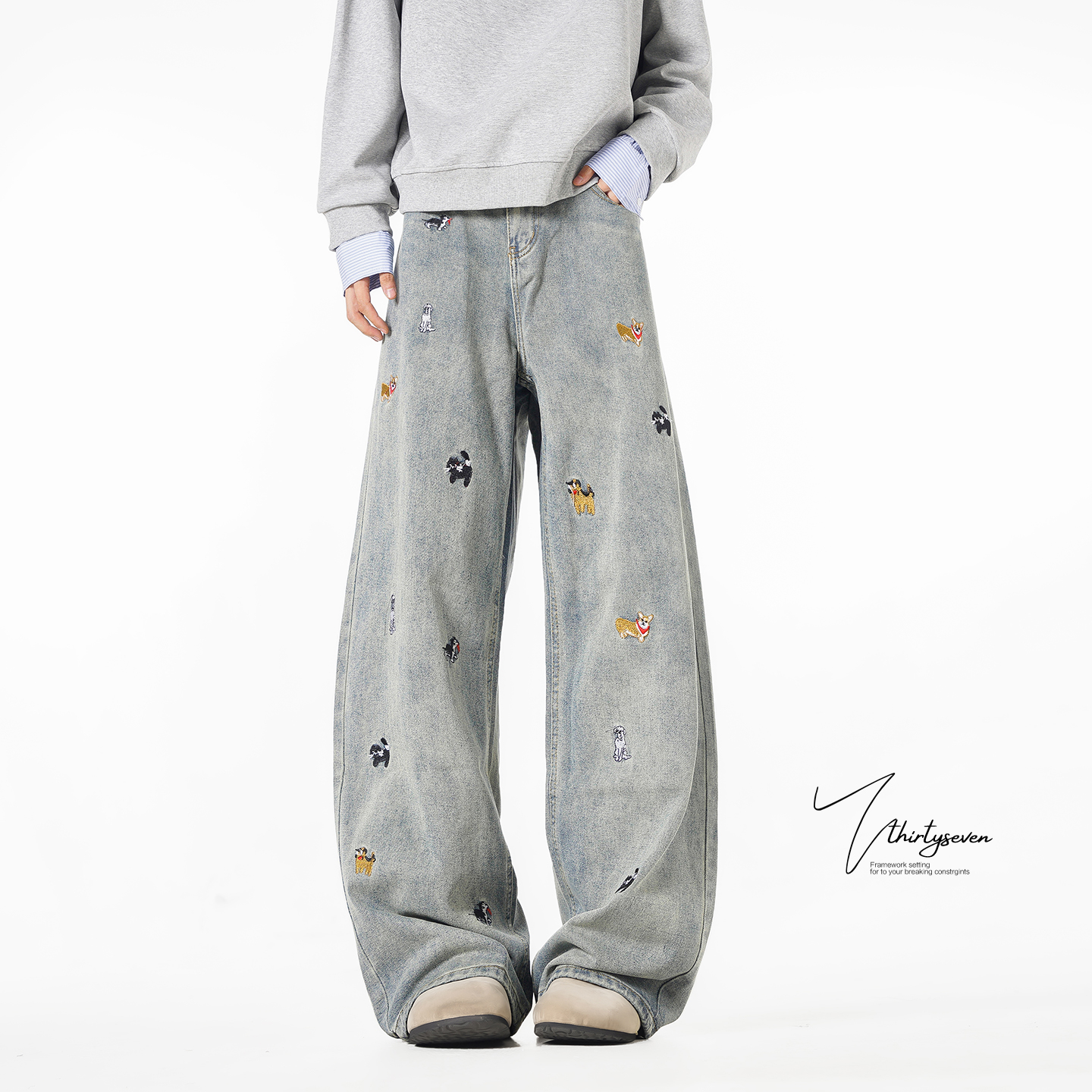 V37浅蓝色卡通刺绣阔腿牛仔裤男秋季美式街头宽松水洗弯刀裤子潮