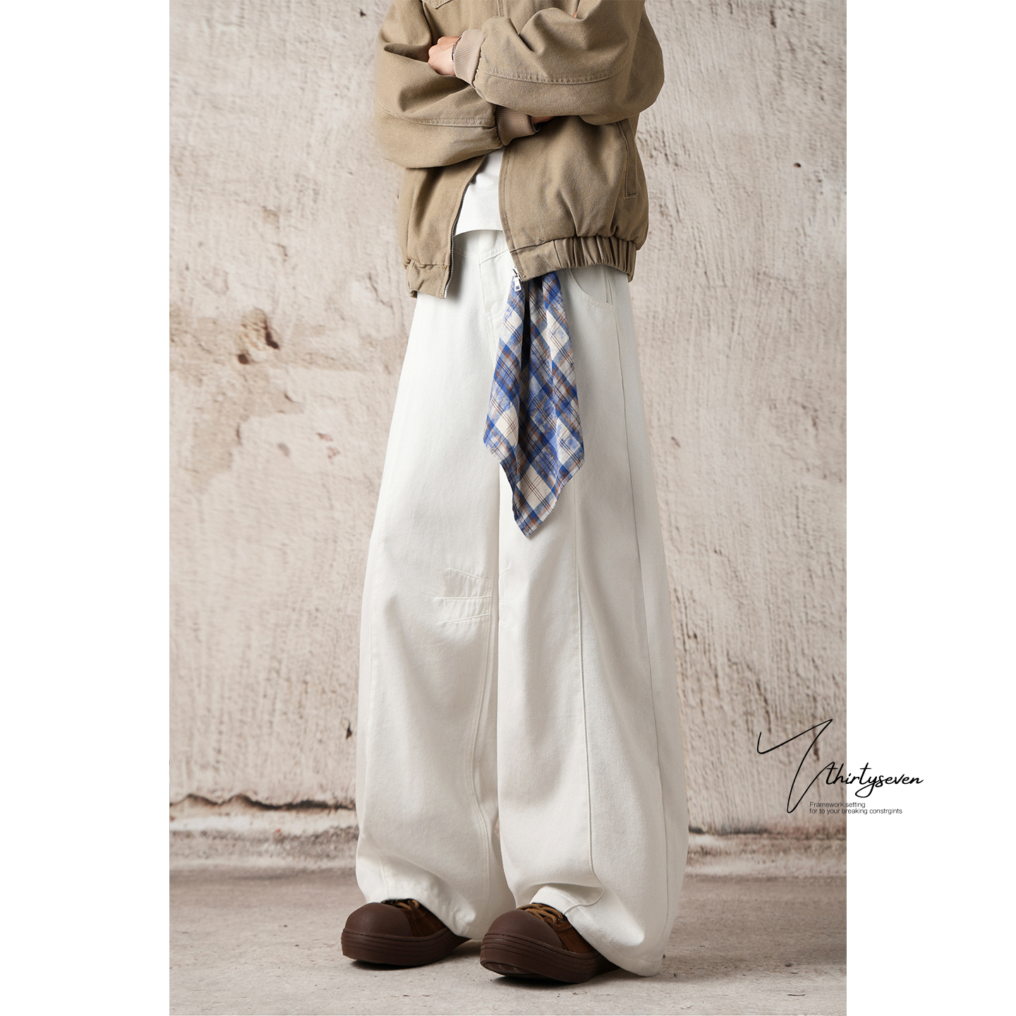 格子方巾白色牛仔裤男