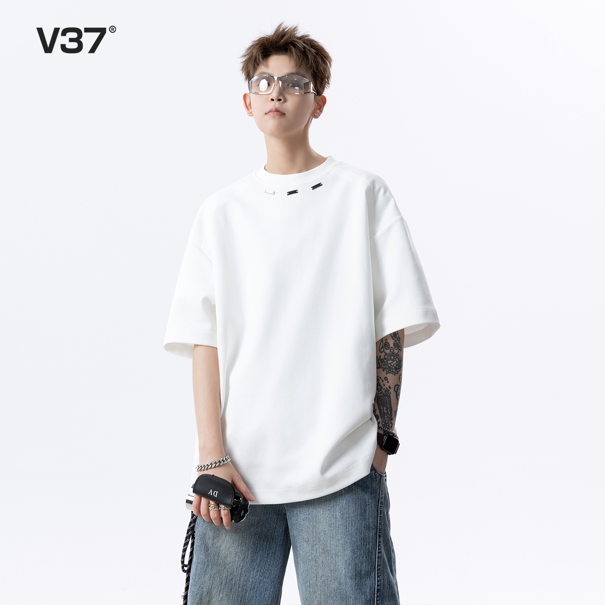 V37金属标设计感白色短袖t恤男