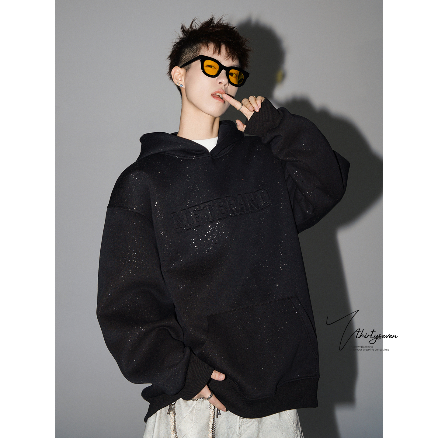 美式满天星钢印字母连帽卫衣