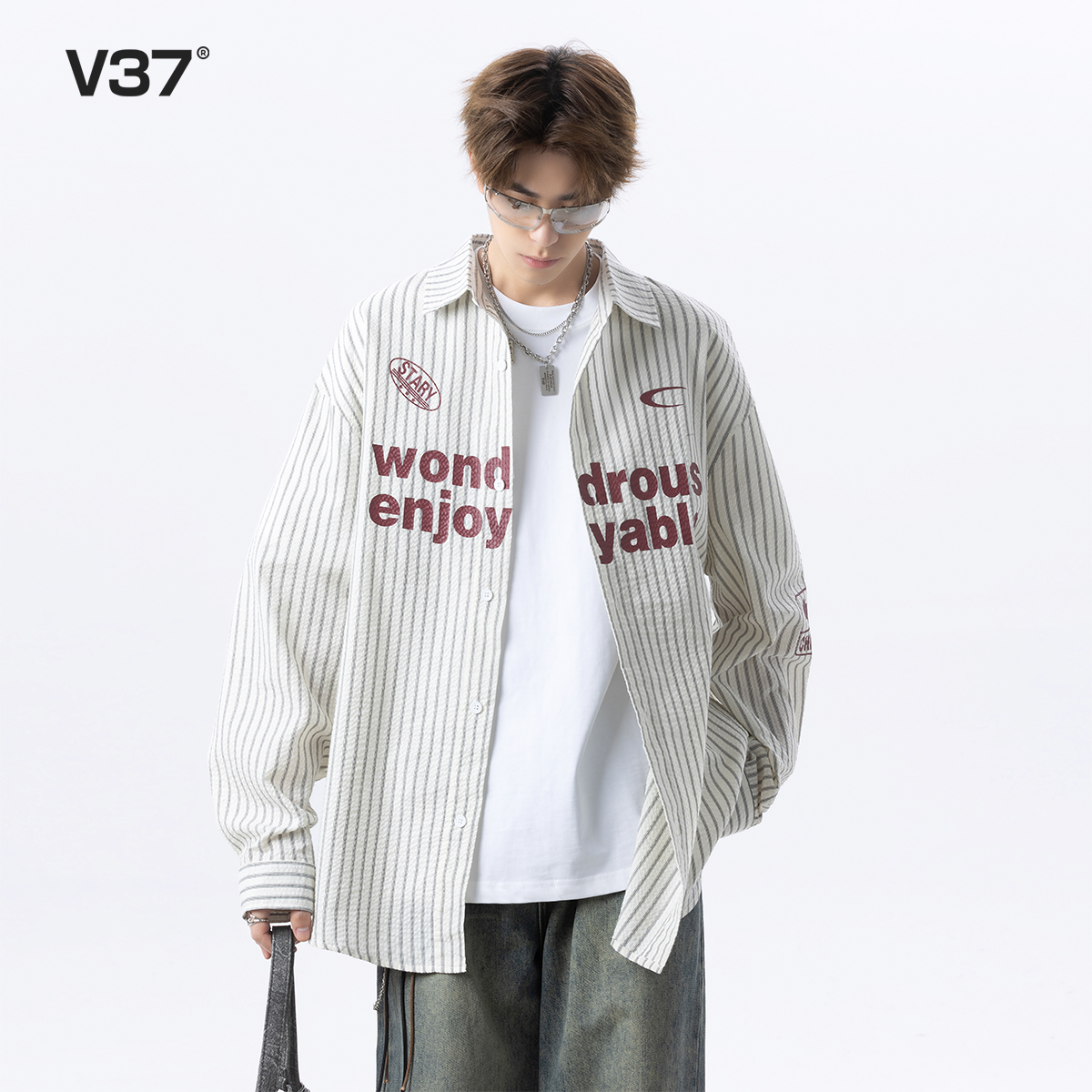 V37校园风字母印花长袖衬衫男