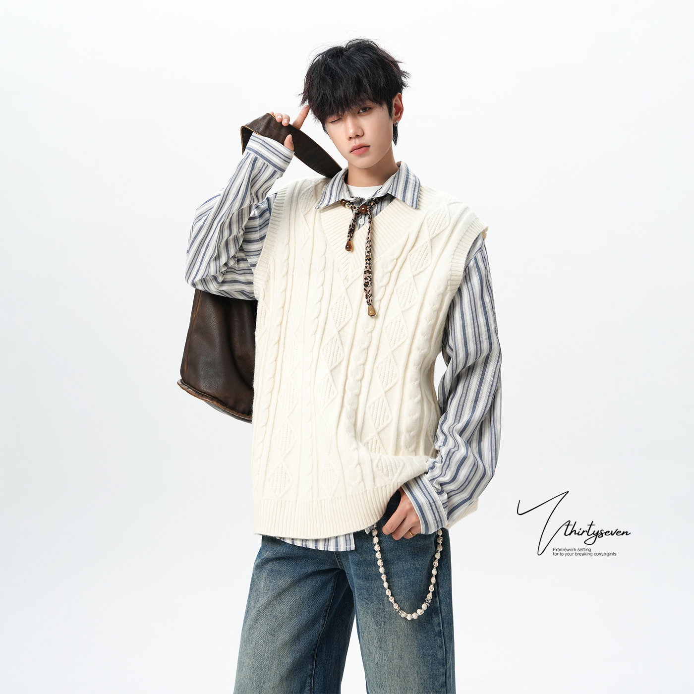 V37高级感叠穿麻花V领无袖毛衣男生秋冬季学院风宽松针织马甲背心