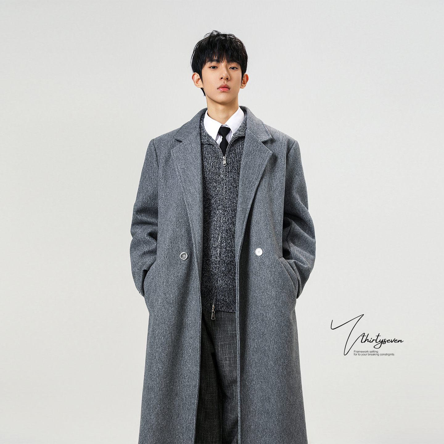 浅灰色中长款西装领毛呢大衣男