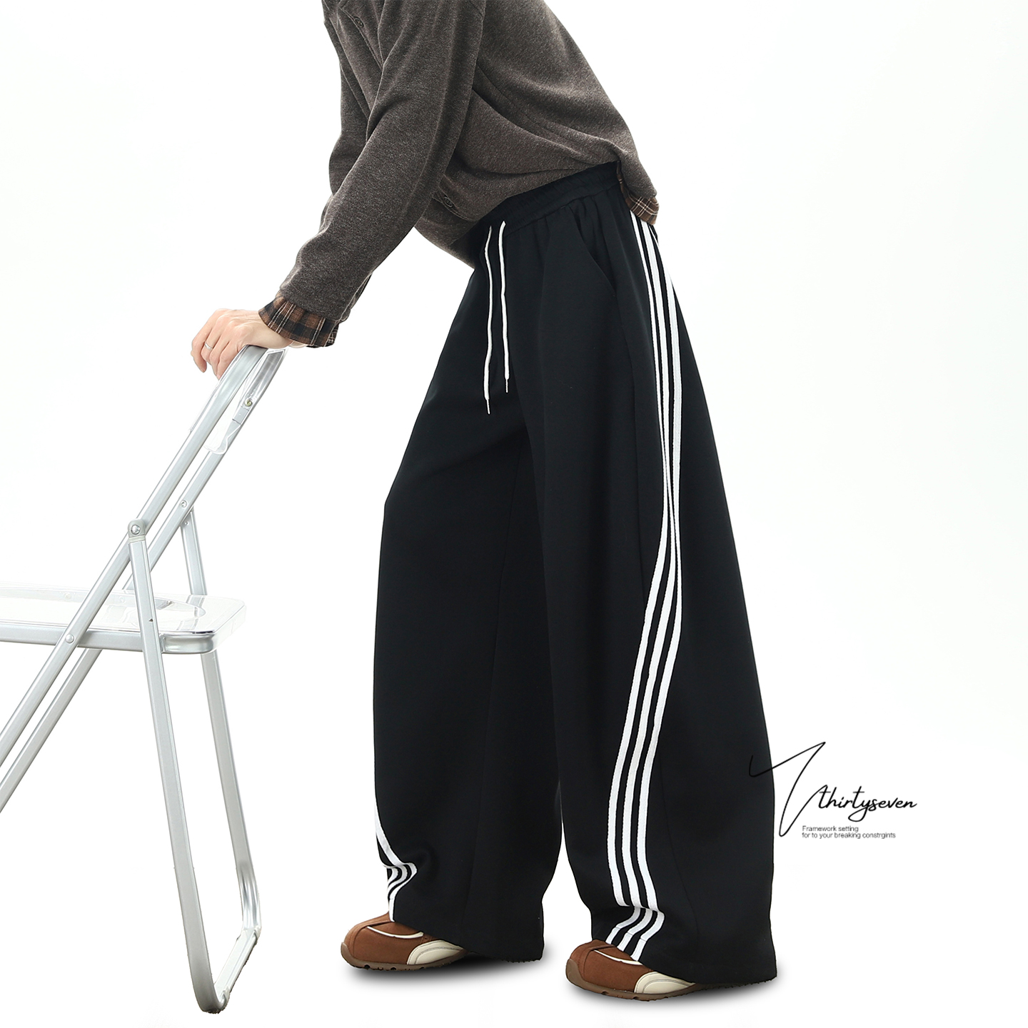 斜条纹织带拼接弯刀卫裤男款