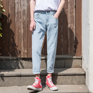 潮流浅蓝色九分牛仔裤