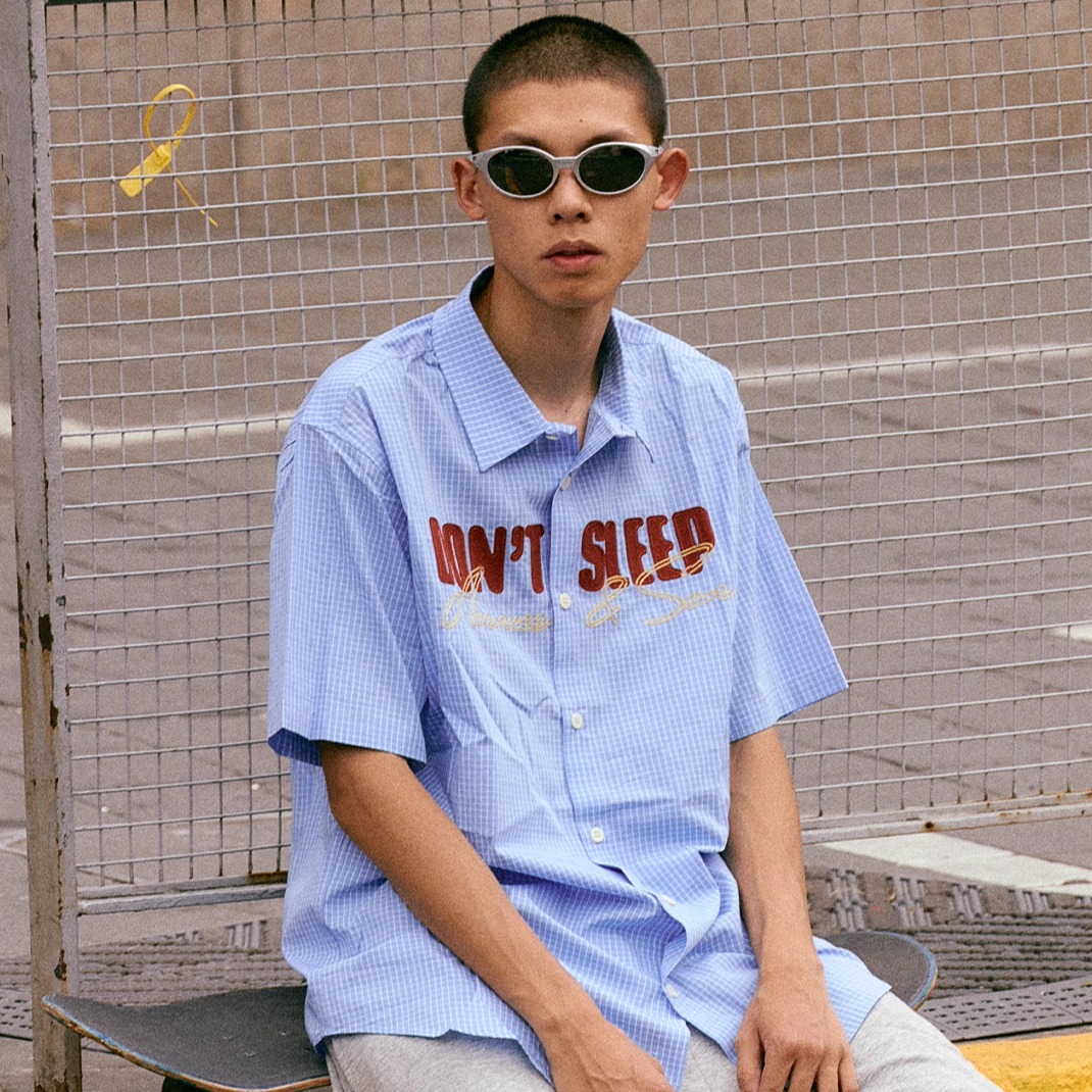 AVENUESON大道之子2025双色刺绣标语格纹短袖衬衫