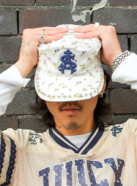 AVENUE&SON x JUICY2026联名碎花满印刺绣LOGO珍珠平顶帽药盒帽