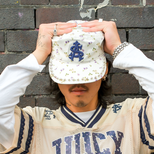 AVENUE&SON x JUICY2026联名碎花满印刺绣LOGO珍珠平顶帽药盒帽