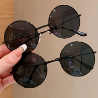 23#Черные солнцезащитные очки объединили две наряды