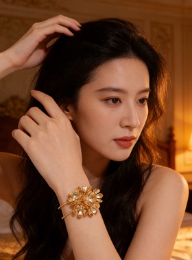 轻奢金色花朵开口手镯高级感臂镯