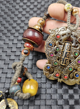 岫玉双龙壁玉石手把件九眼天珠