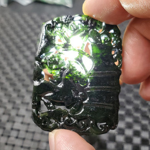 新款精美天然玉石新疆墨玉青梅竹马挂件墨绿蛇纹石玉镂空吊坠玉牌