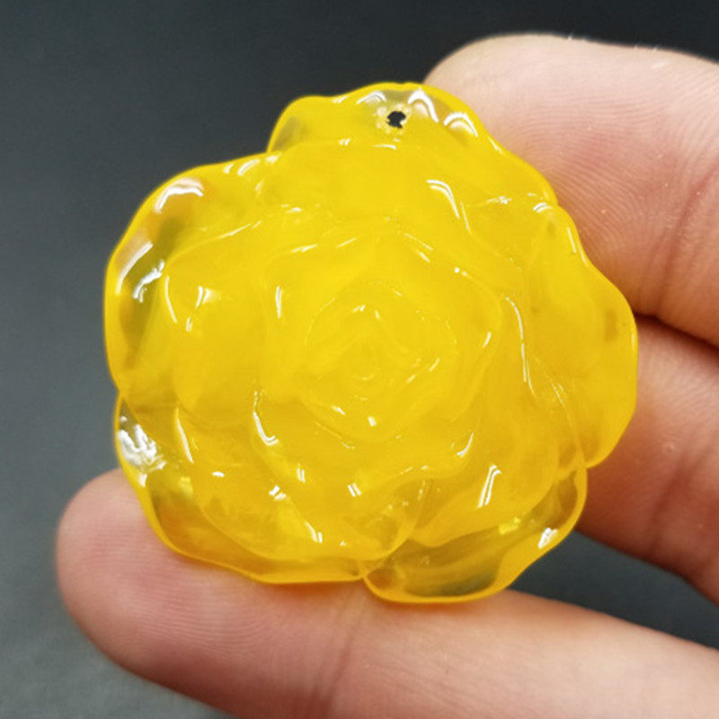 高档精美仿荧光浮盐水蜜蜡牡丹花挂件二代蜜蜡吊坠鸡油黄蜜蜡毛衣