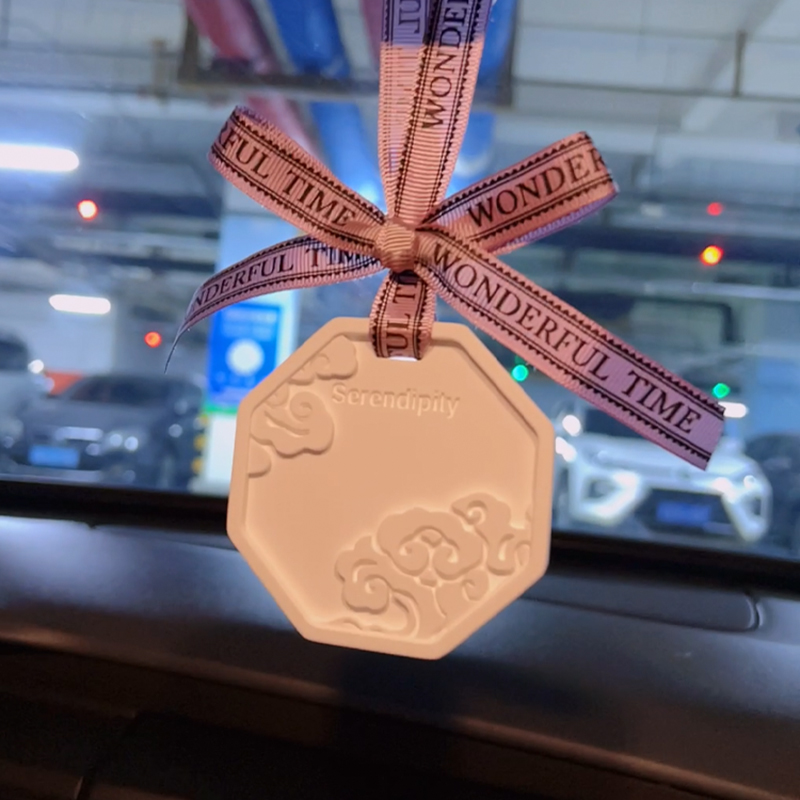 2024新款车载香薰汽车挂件女车用香片法国高级扩香石持久淡香进口