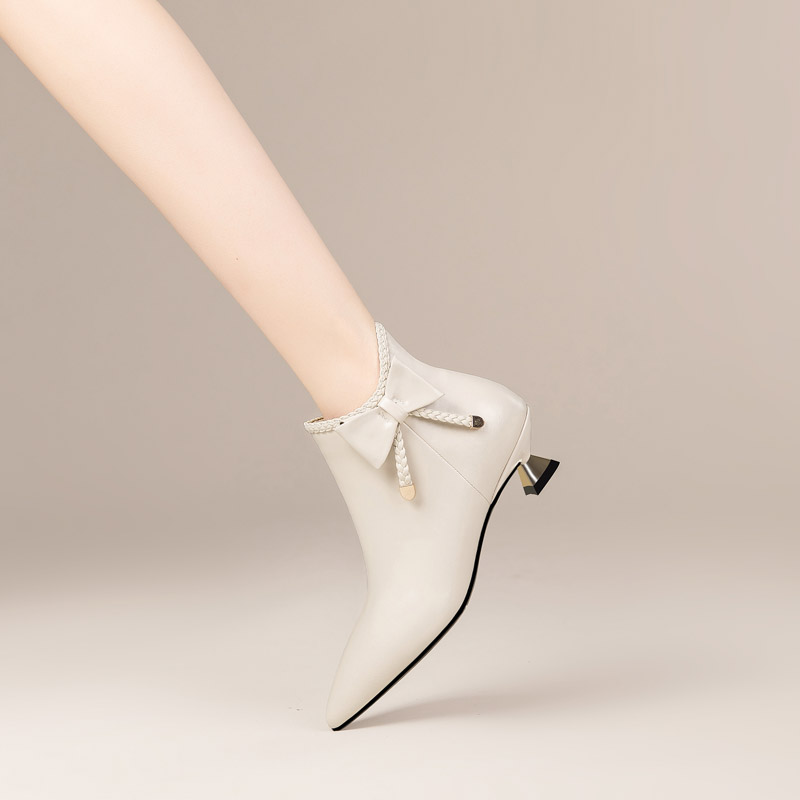 白色尖头猫跟短靴女靴子