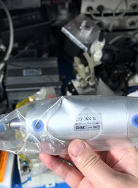 出SMCCDG1DN32-40气缸，未使用，最大压力(议价）