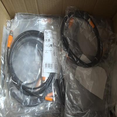 EVC218德国IFM易福门M8转M12公母头链接线(议价）