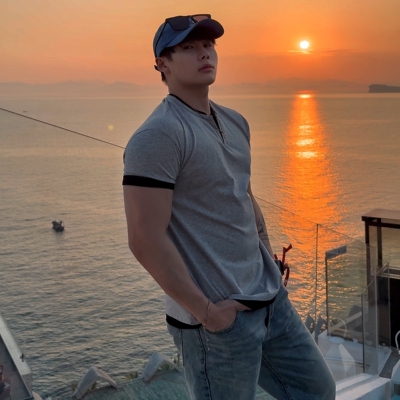 BEESTRONG美式健身V领短袖T恤