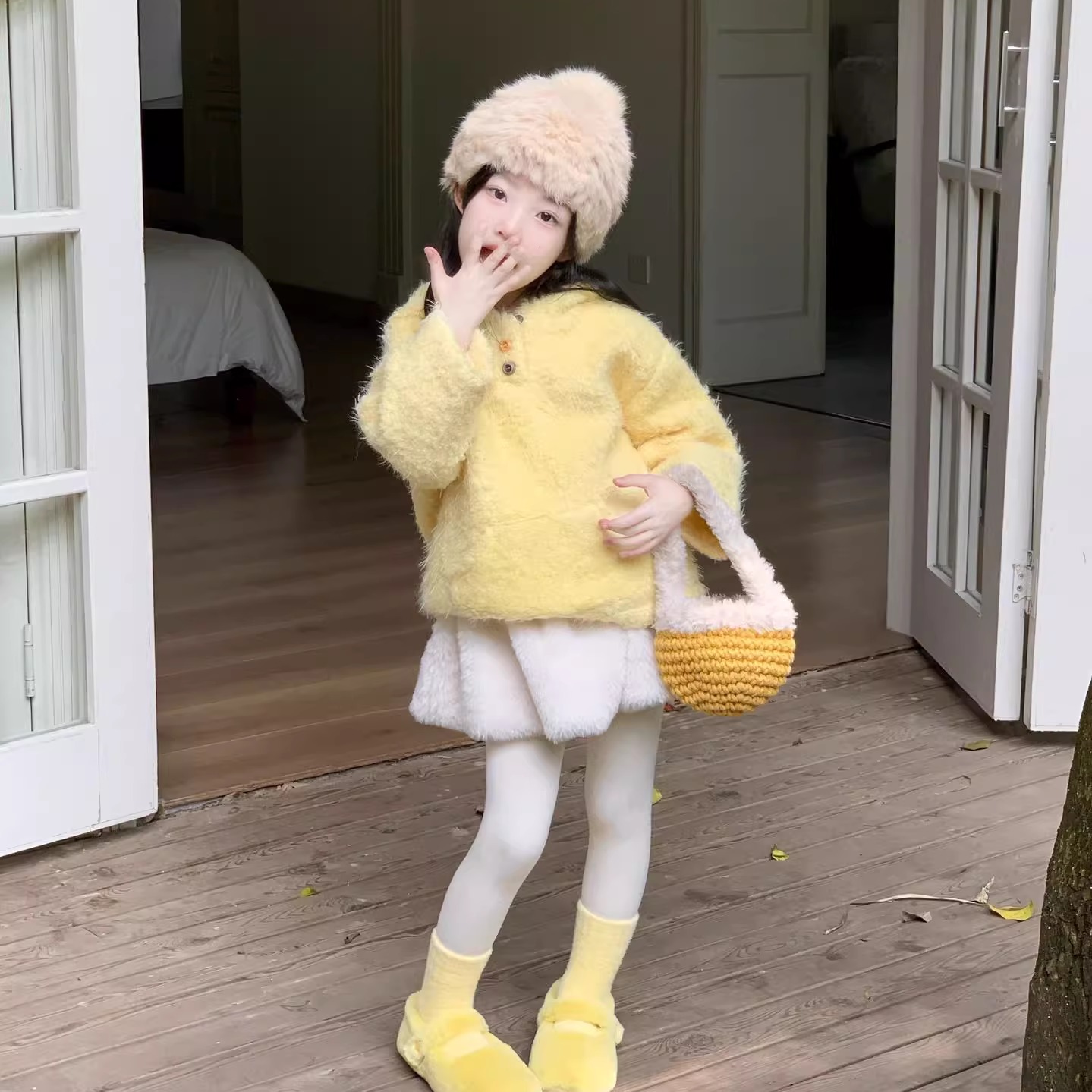女童黄色毛绒卫衣加绒毛毛衣外套
