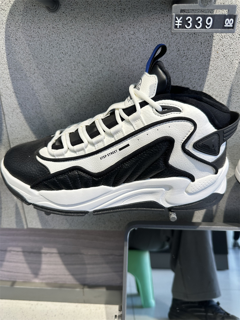 特步黑爷5.0棉鞋2023冬季新款高帮板鞋加绒保暖男鞋977419370023