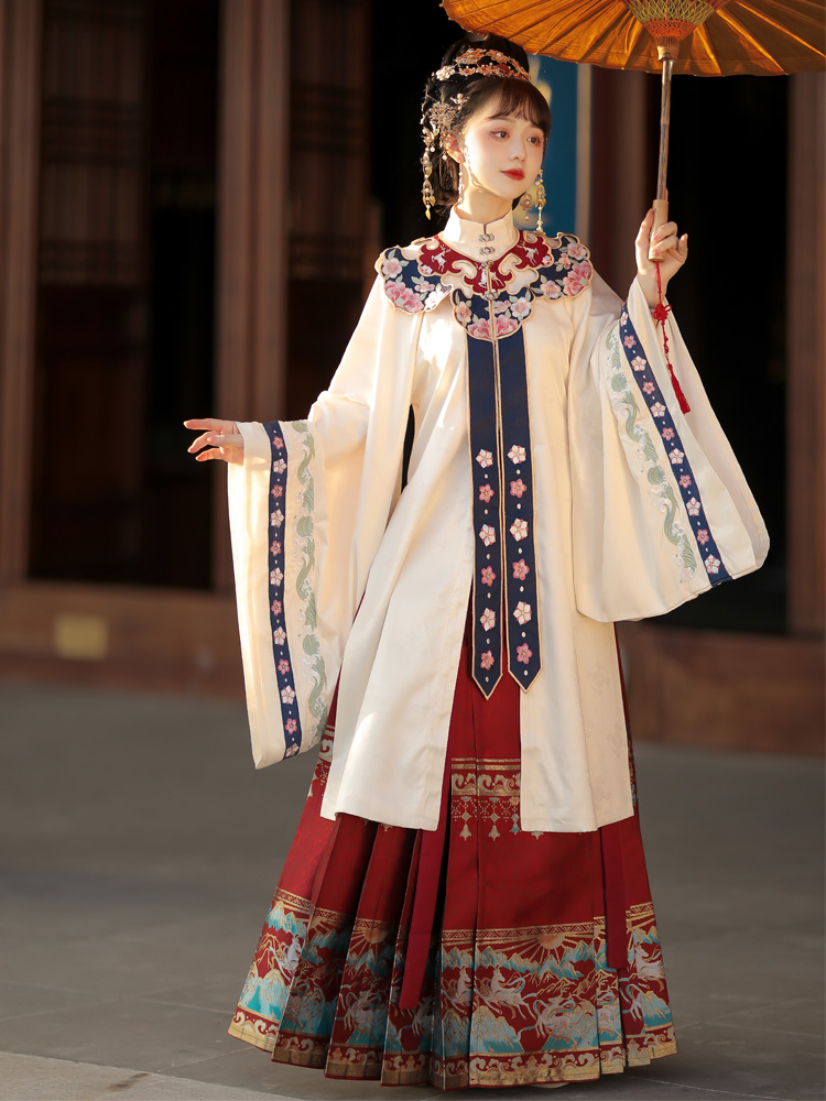 明制重工刺绣2024妆花织金马面裙