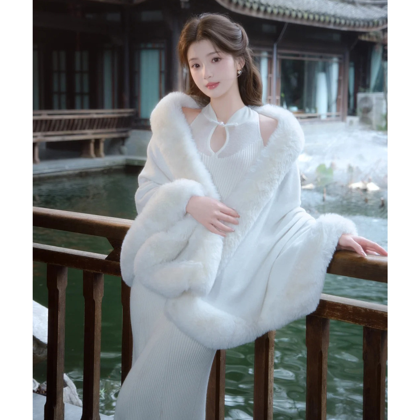 雪梦羊秋冬毛绒白色外搭大斗蓬女