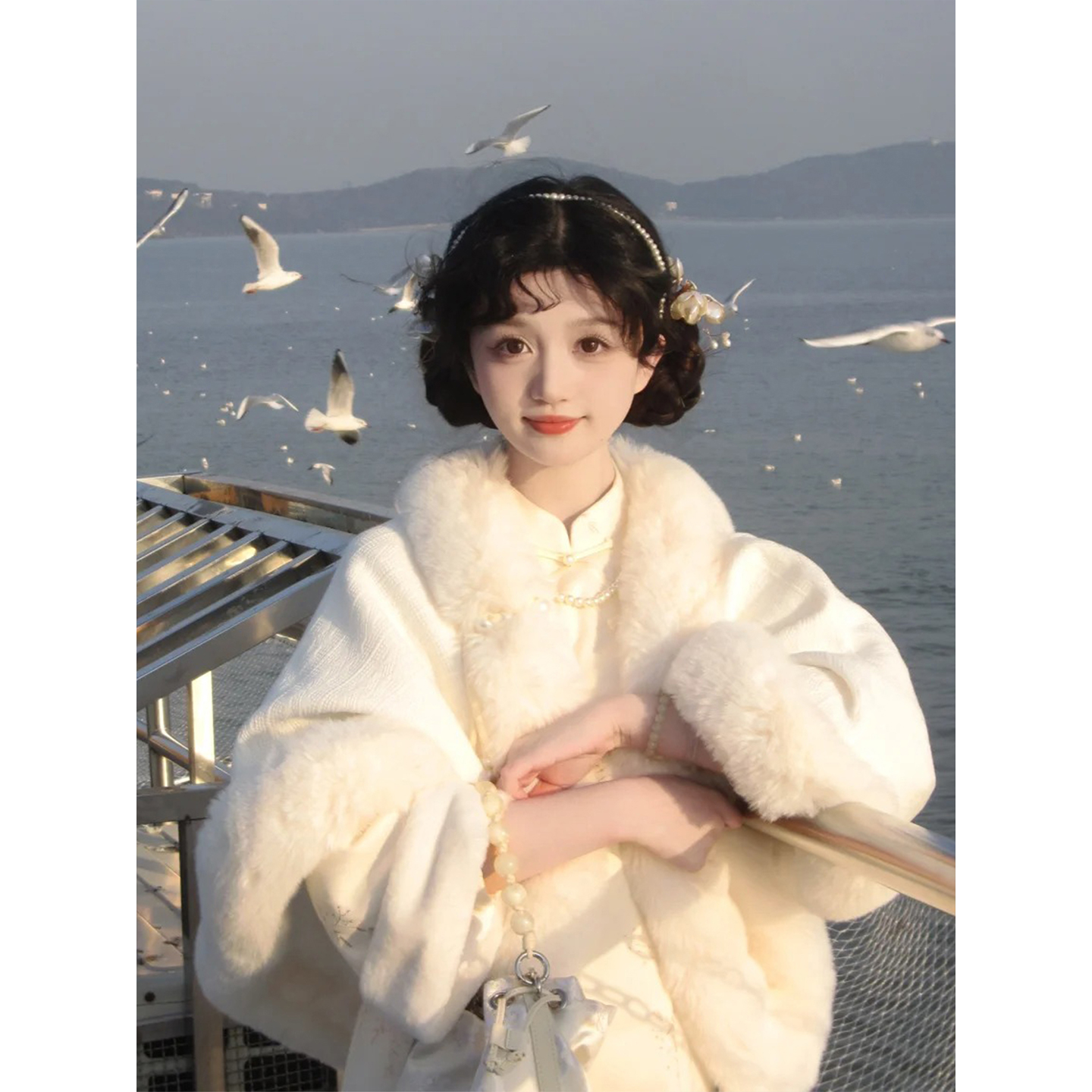 雪梦羊秋冬毛茸茸披肩白色纯色女