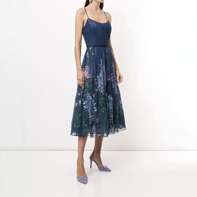 沉静的海蓝色轻纱吊带连衣裙