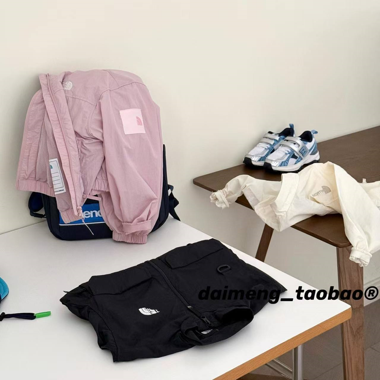 不打折110-160码出口韩秋款男女童三色短款冲锋衣夹克外套