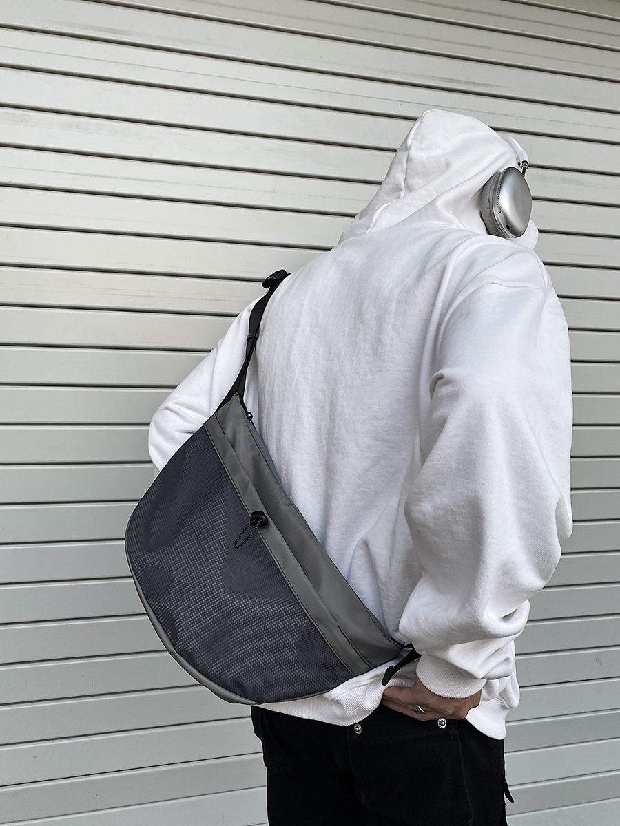 潮流款运动风休闲斜挎包网面尼龙布轻便通勤包大容量男士单肩背包