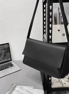 日系简约复古PU皮斜挎包男士百搭单肩邮差包韩版风黑色休闲通勤包