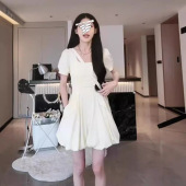 设计感方领收腰蓬蓬连衣裙女春季 穿搭温柔风大口袋花苞裙 流行风格