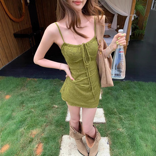复古橄榄绿提花系带吊带连衣裙女夏纯欲辣妹收腰显瘦包臀a字短裙