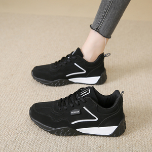 厨房防滑鞋女厨师专用2026春季新款妈妈防油工作鞋大码上班运动鞋