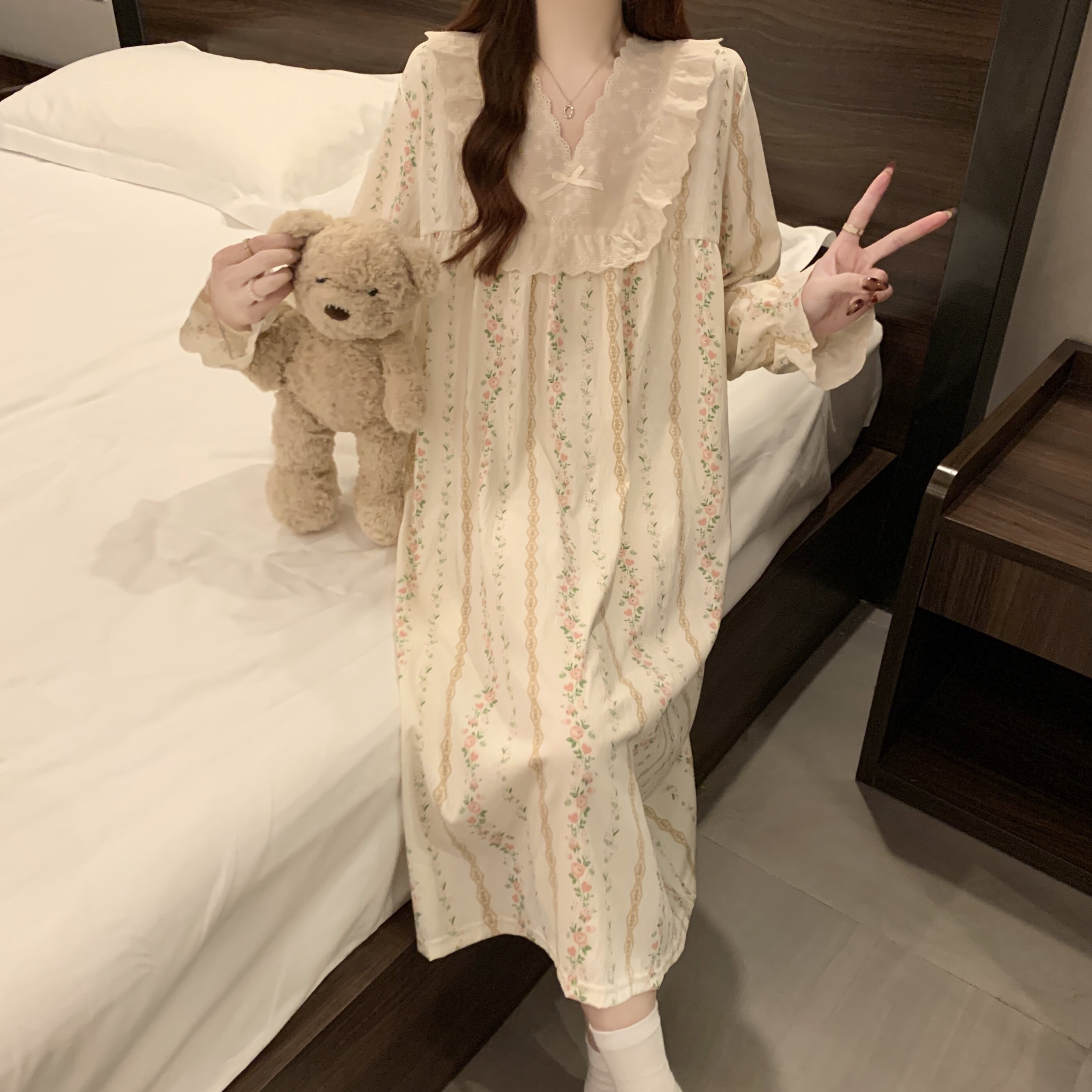 秋季云朵棉V领长袖甜美碎花睡裙图片