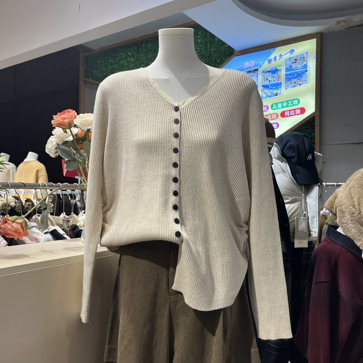 2025冬季新款时尚拼接蕾丝V领单排扣设计修身显瘦复古风针织开衫