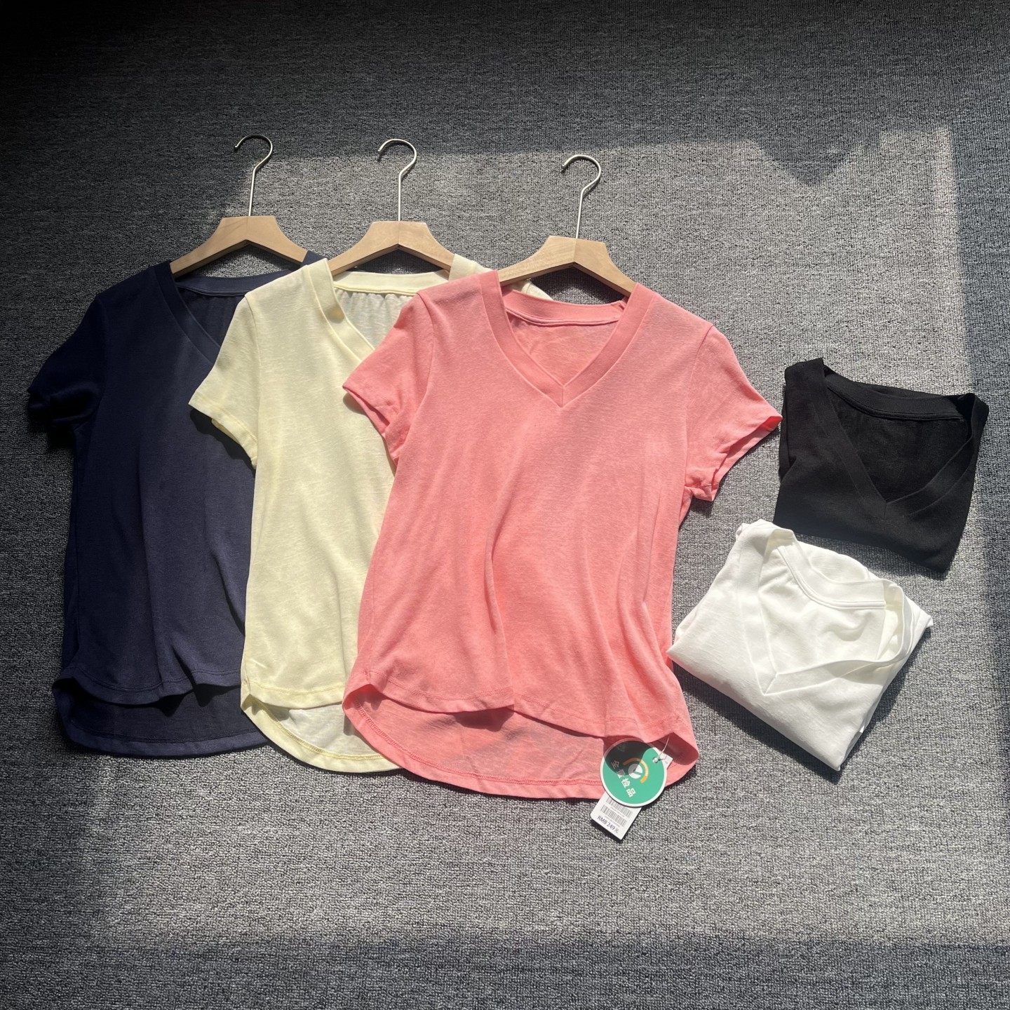 日单女装高品质法式慵懒风V领短袖T恤女轻薄舒适百搭上衣多色