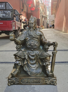 黄铜招财托印关公关二爷扶刀摆件