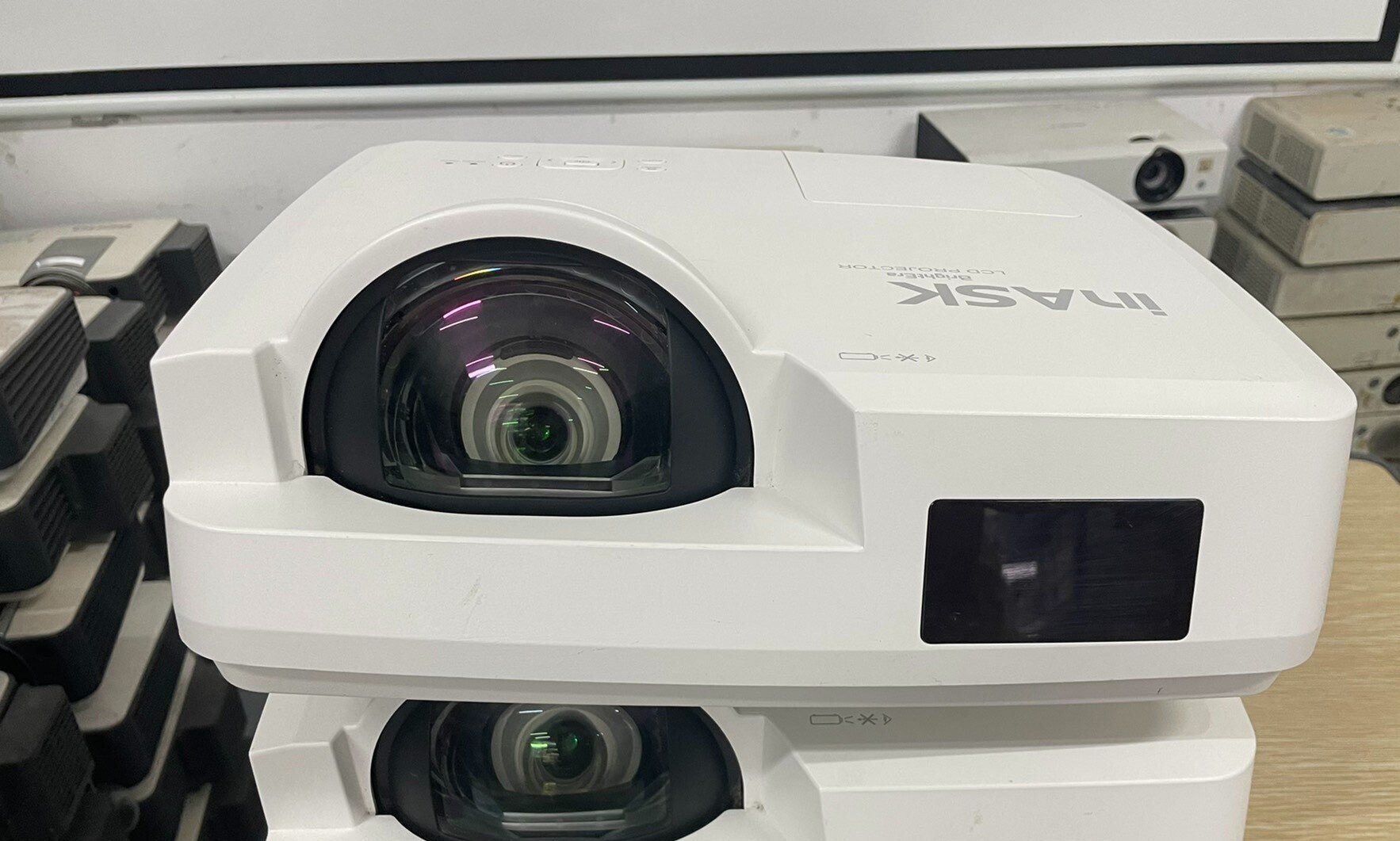 英士短焦投影机，带安卓系统，可连wifi，可插u盘放视频和PPT