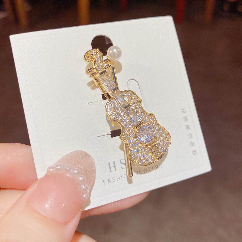 A优雅小提琴胸针设计感小众高档女胸花别针复古西装毛衣大衣可爱
