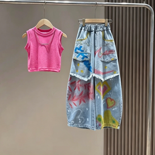 时尚韩版糖果色背心上衣女童设计感多巴胺涂鸦毛边牛仔弯刀裤套装