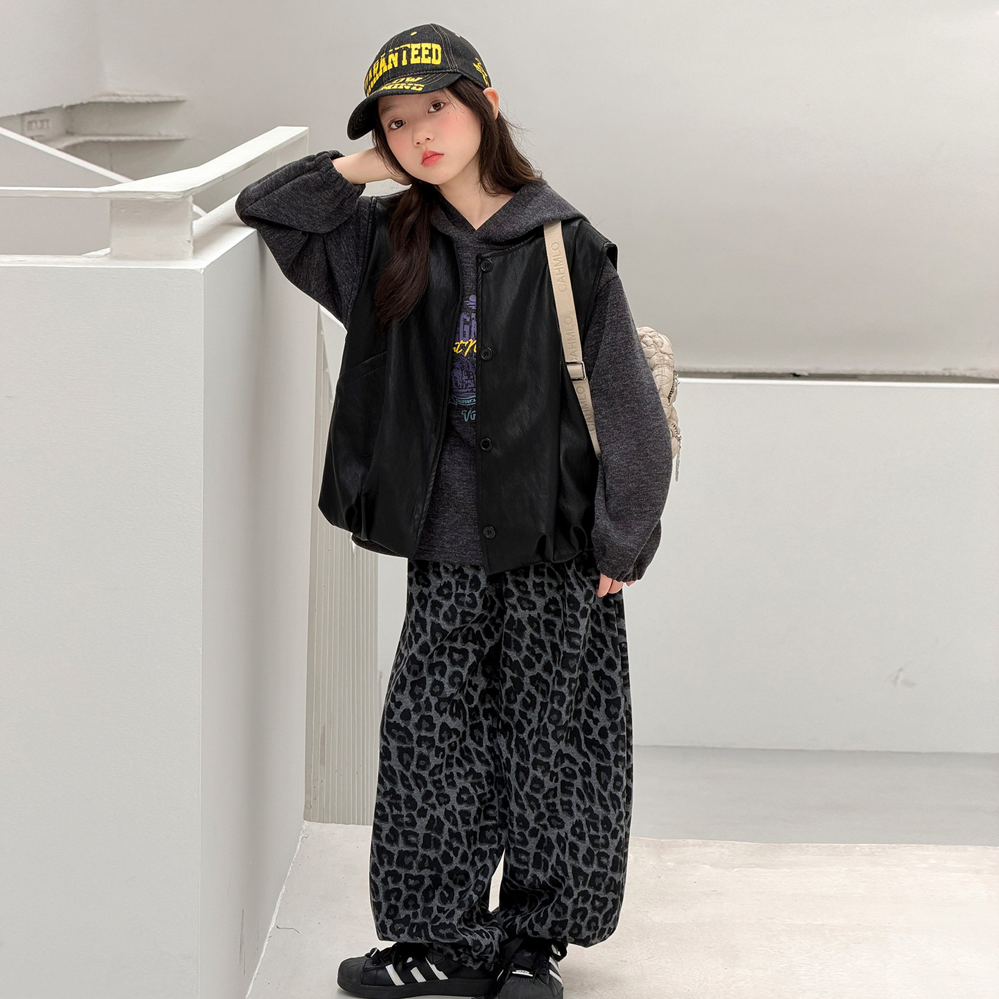 女童卫衣叠穿皮衣马甲豹纹裤套装