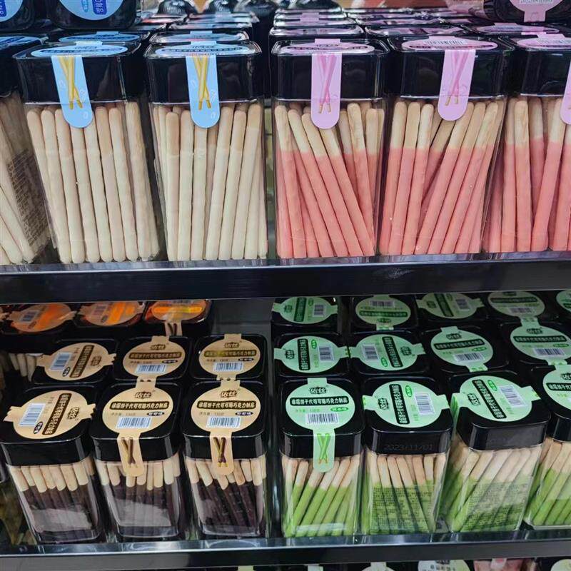 *依丝涂层型饼干代可可脂巧克力棒草莓味138g罐装小孩休闲零食包/