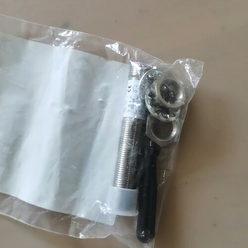 寻《《巴鲁夫BALLUFF传感器BOS0045，型号BOS 12M